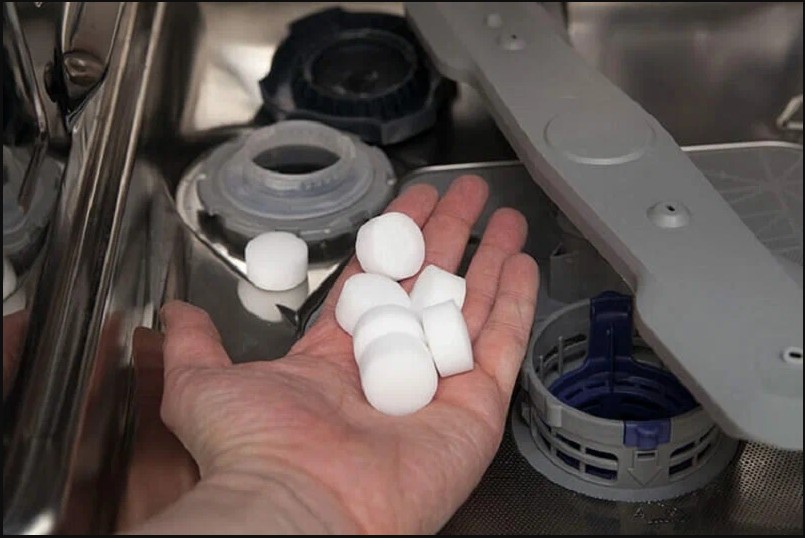Можно ли соль в стиральной машине. Отсек для соли в посудомоечной машине Bosch. Клапан солевого бака посудомоечной машины. Соль таблетированная для посудомоечных машин. Что засыпать в посудомоечную машину.